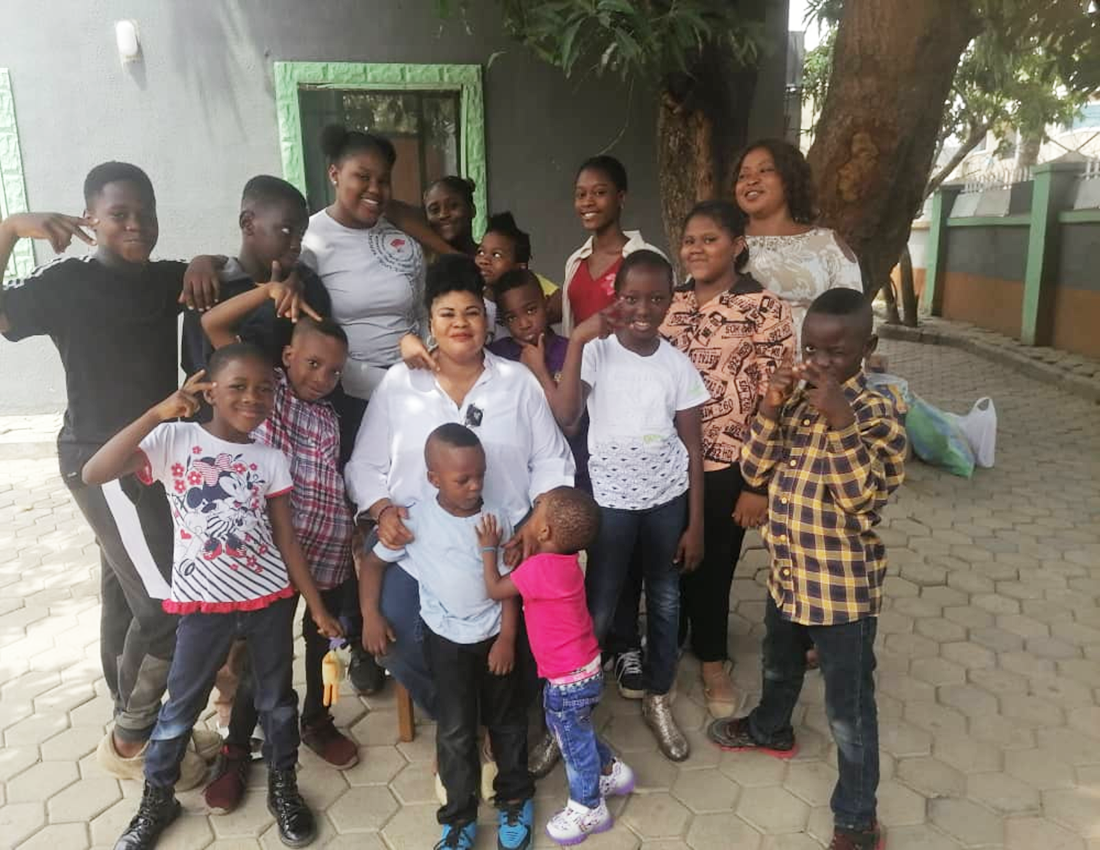 Kids in Group Photograph Big Mummy